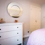 Apartment Bellman - Pet Friendly With Parking - Free Off-site Health Club Access With Pool, Sauna, Steam & Gym Short 10 Minute Drive Away *