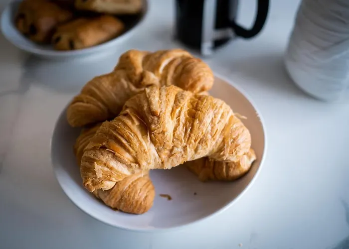 Bellman - Pet Friendly With Parking - Free Off-site Health Club Access With Pool, Sauna, Steam & Gym Short 10 Minute Drive Away *