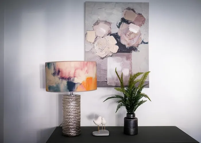 Bellman - Pet Friendly With Parking - Free Off-site Health Club Access With Pool, Sauna, Steam & Gym Short 10 Minute Drive Away *