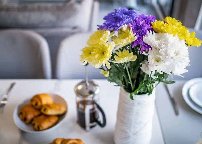 Bellman - Pet Friendly With Parking - Free Off-site Health Club Access With Pool, Sauna, Steam & Gym Short 10 Minute Drive Away *