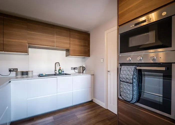 Bellman - Pet Friendly With Parking - Free Off-site Health Club Access With Pool, Sauna, Steam & Gym Short 10 Minute Drive Away *