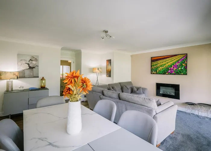 Bellman - Pet Friendly With Parking - Free Off-site Health Club Access With Pool, Sauna, Steam & Gym Short 10 Minute Drive Away *