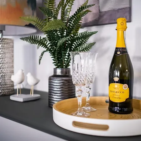 Bellman - Pet Friendly With Parking - Free Off-site Health Club Access With Pool, Sauna, Steam & Gym Short 10 Minute Drive Away Apartment *